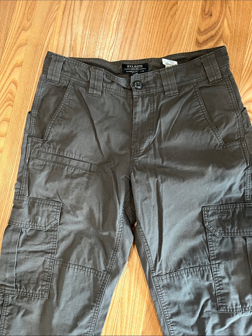 Filson Buckhorn Cargo pants NWOT
ORCAGRAY 32x34
